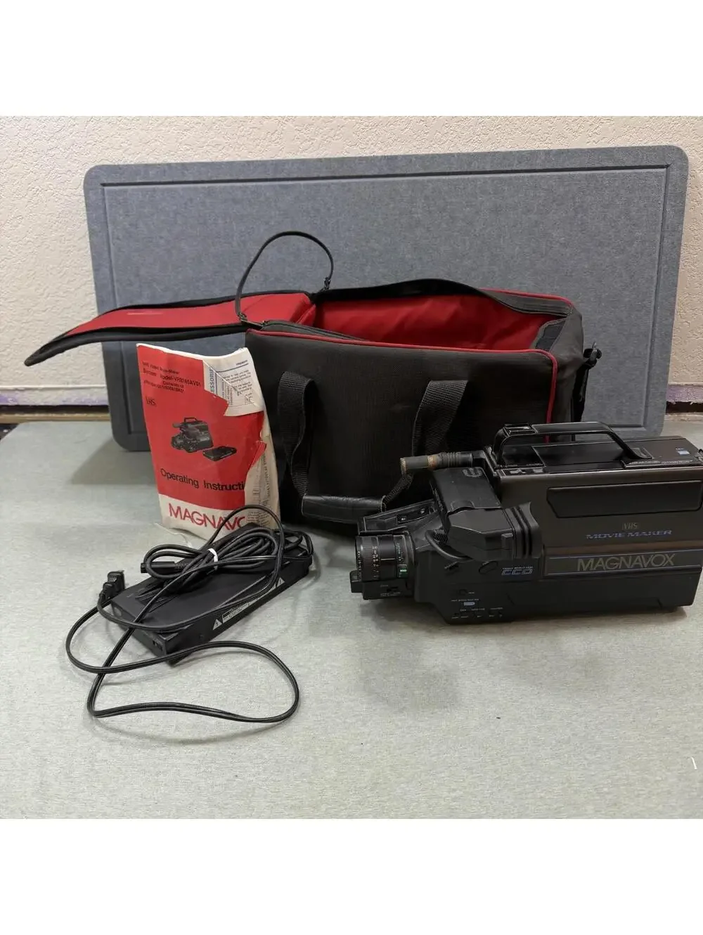 Magnavox VR9143AV01 Vintage 1987 VHS Movie Maker‎ Camera W/Case Charger Manual